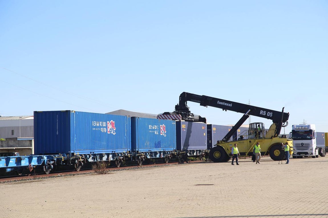 FOTOS: Llega el primer tren de Madrid con 33 vagones con destino el Puerto de Cádiz