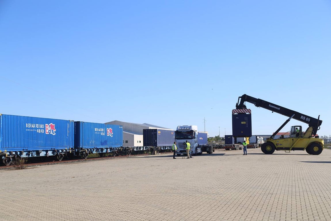 FOTOS: Llega el primer tren de Madrid con 33 vagones con destino el Puerto de Cádiz