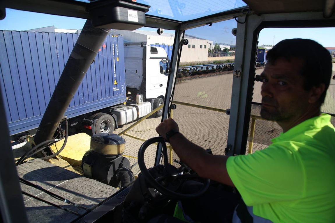 FOTOS: Llega el primer tren de Madrid con 33 vagones con destino el Puerto de Cádiz