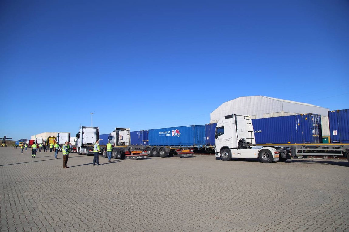 FOTOS: Llega el primer tren de Madrid con 33 vagones con destino el Puerto de Cádiz