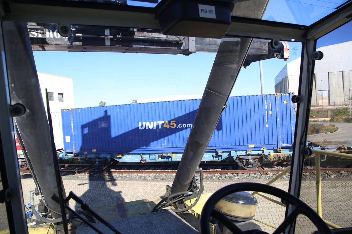 FOTOS: Llega el primer tren de Madrid con 33 vagones con destino el Puerto de Cádiz