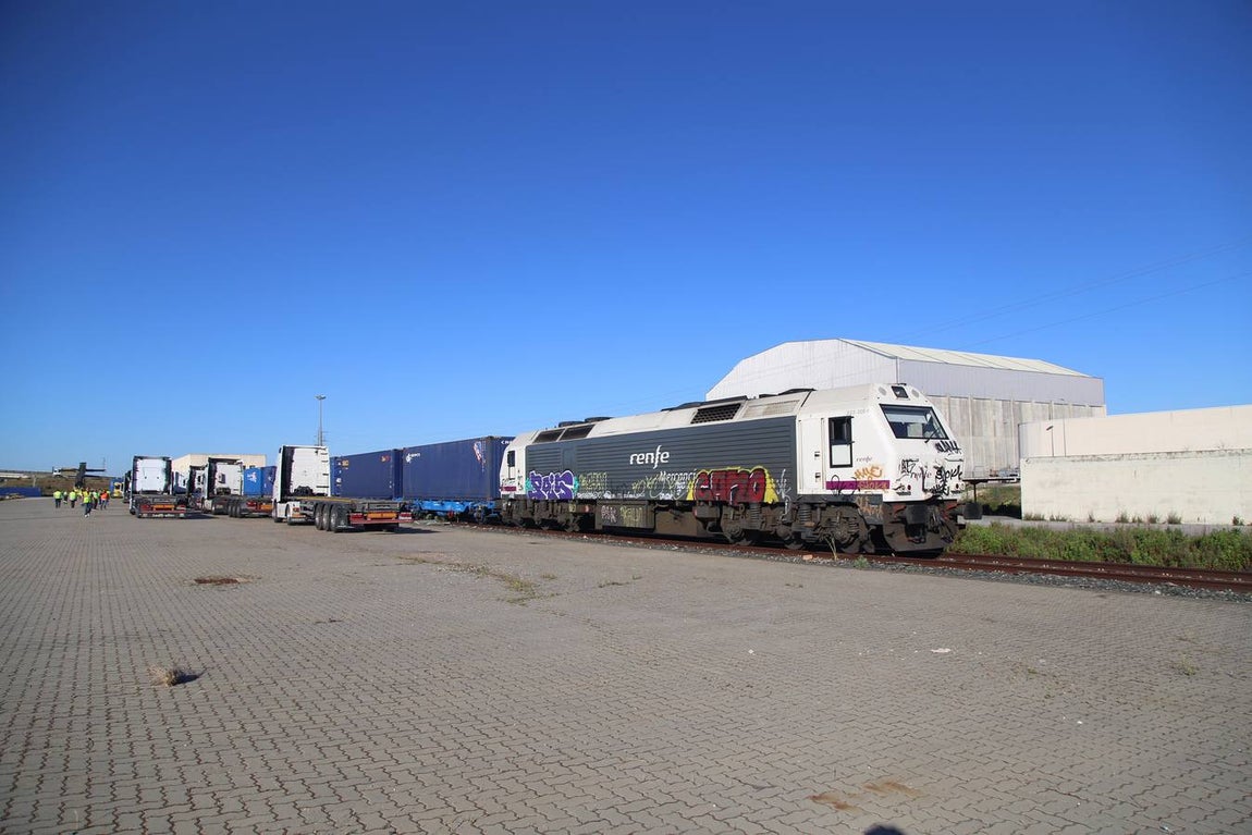 FOTOS: Llega el primer tren de Madrid con 33 vagones con destino el Puerto de Cádiz
