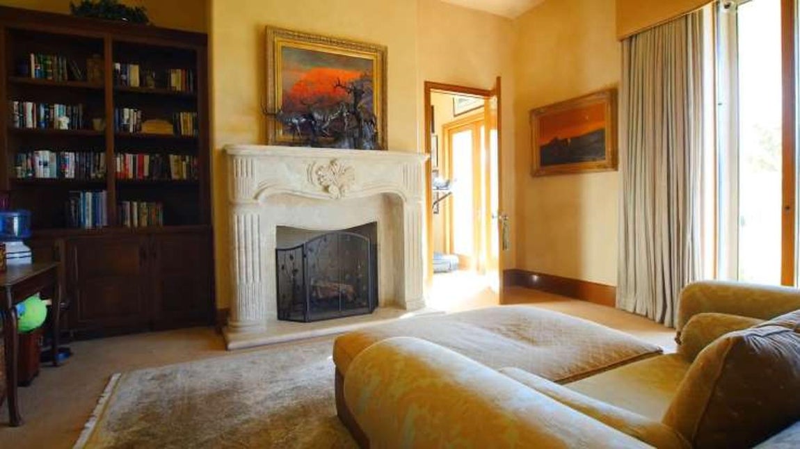 Salón principal. Al parecer, su nueva vivienda en Palm Springs ha sido durante muchos años el refugio de cientos de celebridades, una lista que se completa ahora con Kim Kardashian, Kanye West y los cuatro hijos que ya tienen en común. No se sabe aún si se tratará del lugar de residencia habitual, pero lo cierto es que esta mansión está muy cerca de la Kris Jenner, mamá de todo el clan Kardashian Jenner.