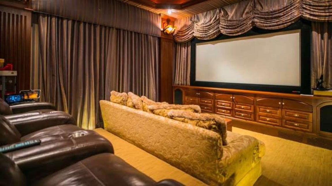 Cine. Como no podía ser de otra manera, la familia entera podrá disfrutar cada día de un cine privado. La capacidad en dicho lugar es de 20 personas, cómodamente ubicadas en asientos o sillones.