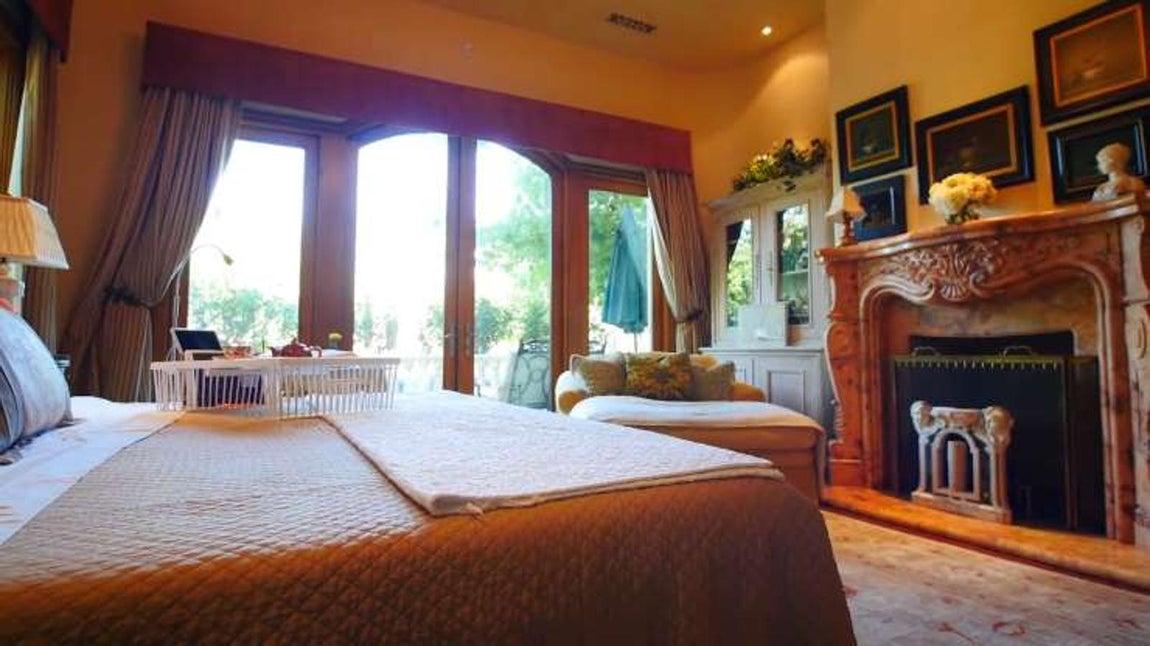 Suite principal. La mansión está diseñada al estilo de una villa francesa donde la madera es el material utilizado por excelencia. La familia West-Kardashian podrá disfrutar del enorme jardín que posee la casa, así como de su original fuente, una piscina gigante y terrazas donde tomar el sol, hacer barbacoas o simplemente para disfrutar de la vida al aire libre.