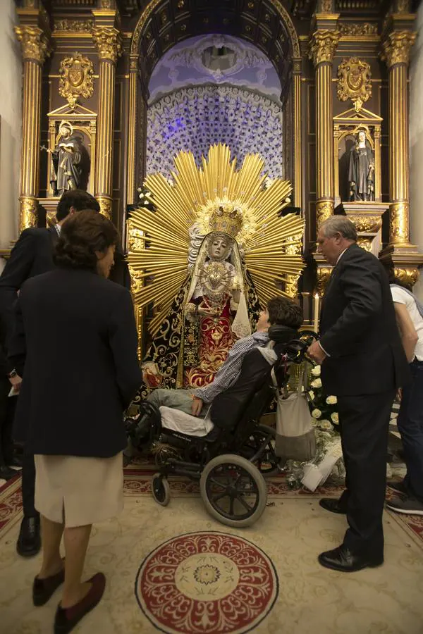 El besamanos extraordinario de la Virgen de los Dolores de Córdoba, en imágenes