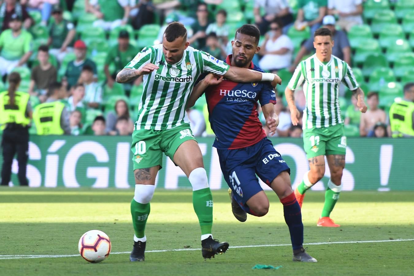 En imágenes, la victoria (2-1) del Betis ante el Huesca