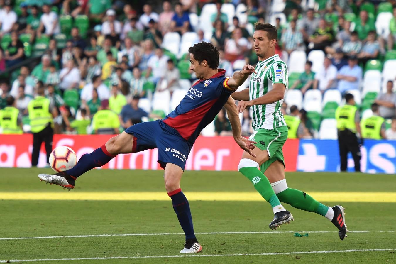 En imágenes, la victoria (2-1) del Betis ante el Huesca