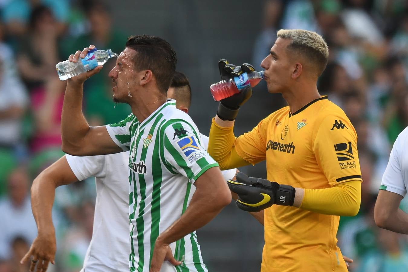 En imágenes, la victoria (2-1) del Betis ante el Huesca