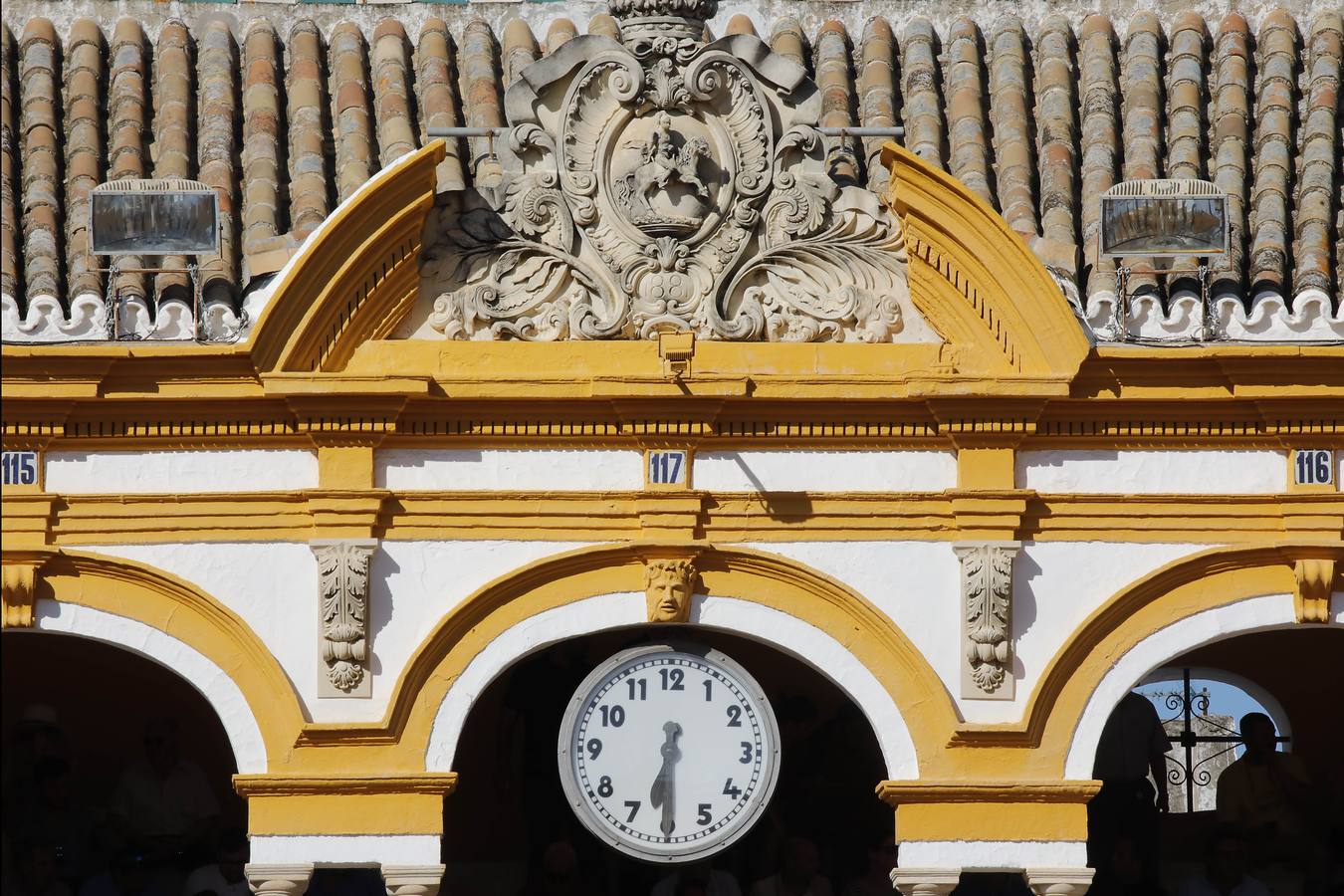 Los miuras ponen a prueba a Chacón, Castella y Moral en la Maestranza