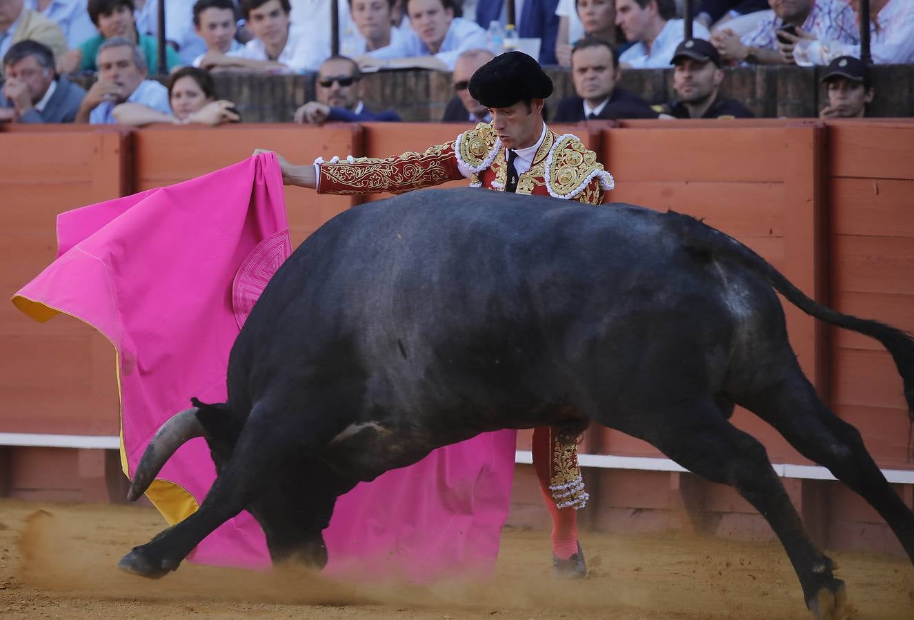 Los miuras ponen a prueba a Chacón, Castella y Moral en la Maestranza