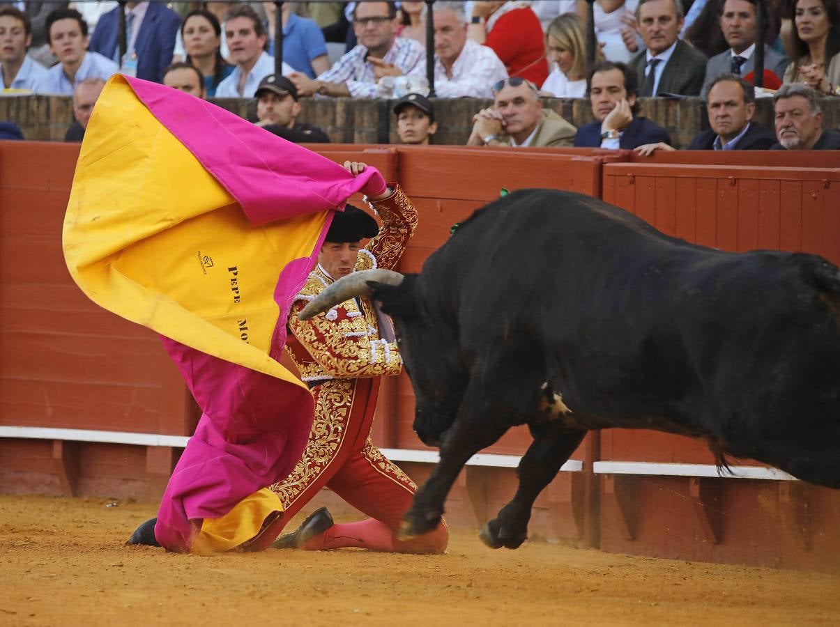 Los miuras ponen a prueba a Chacón, Castella y Moral en la Maestranza