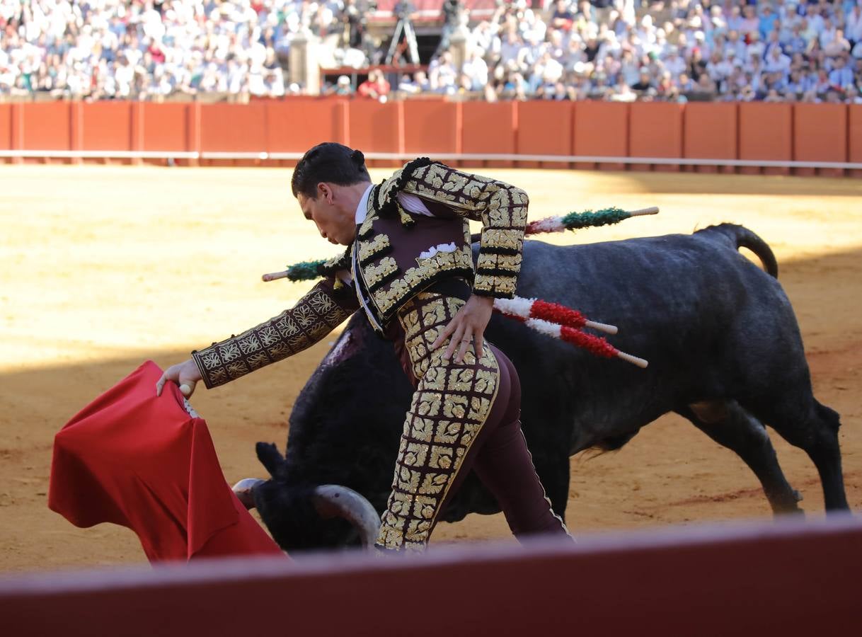 Los miuras ponen a prueba a Chacón, Castella y Moral en la Maestranza