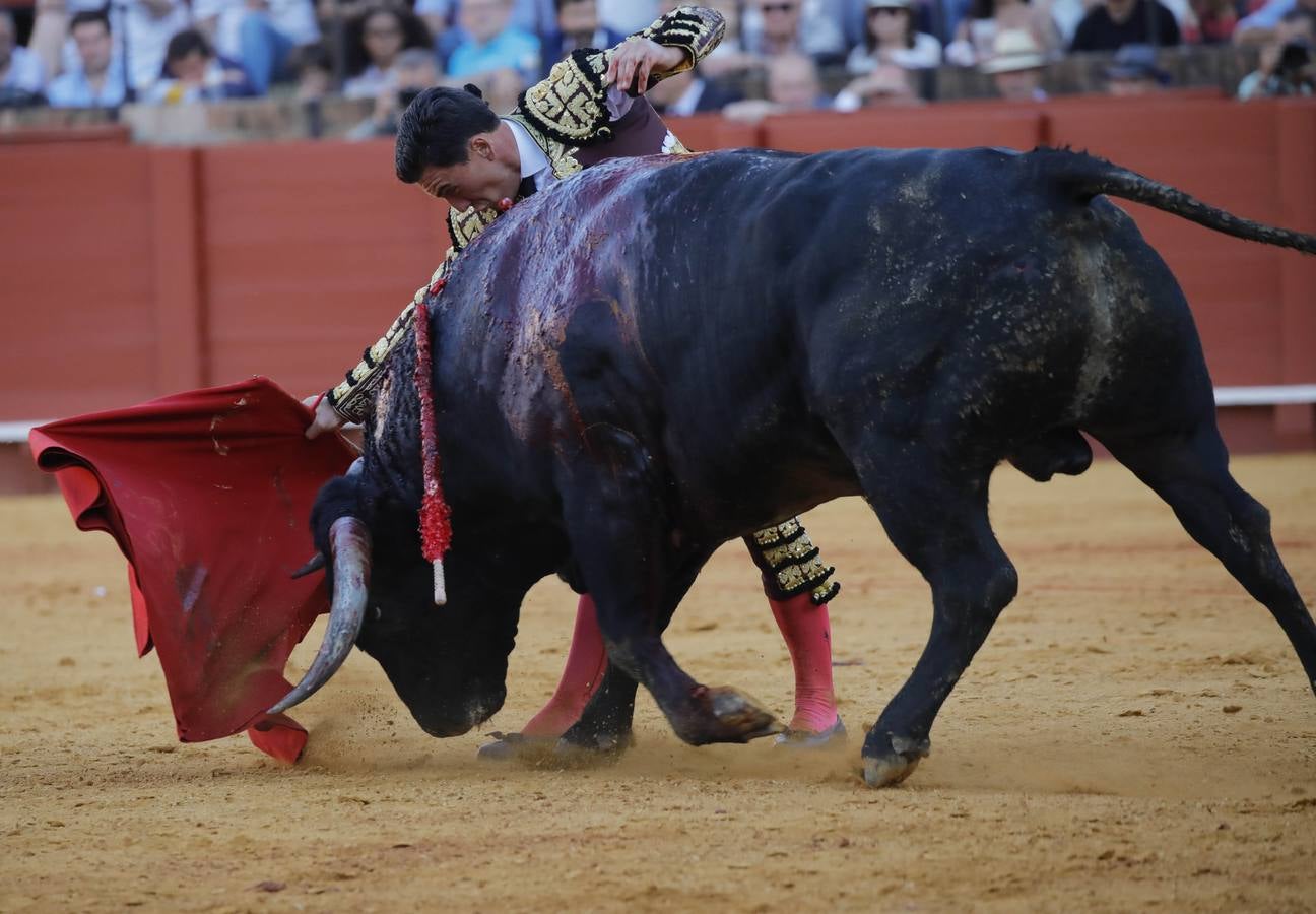 Los miuras ponen a prueba a Chacón, Castella y Moral en la Maestranza