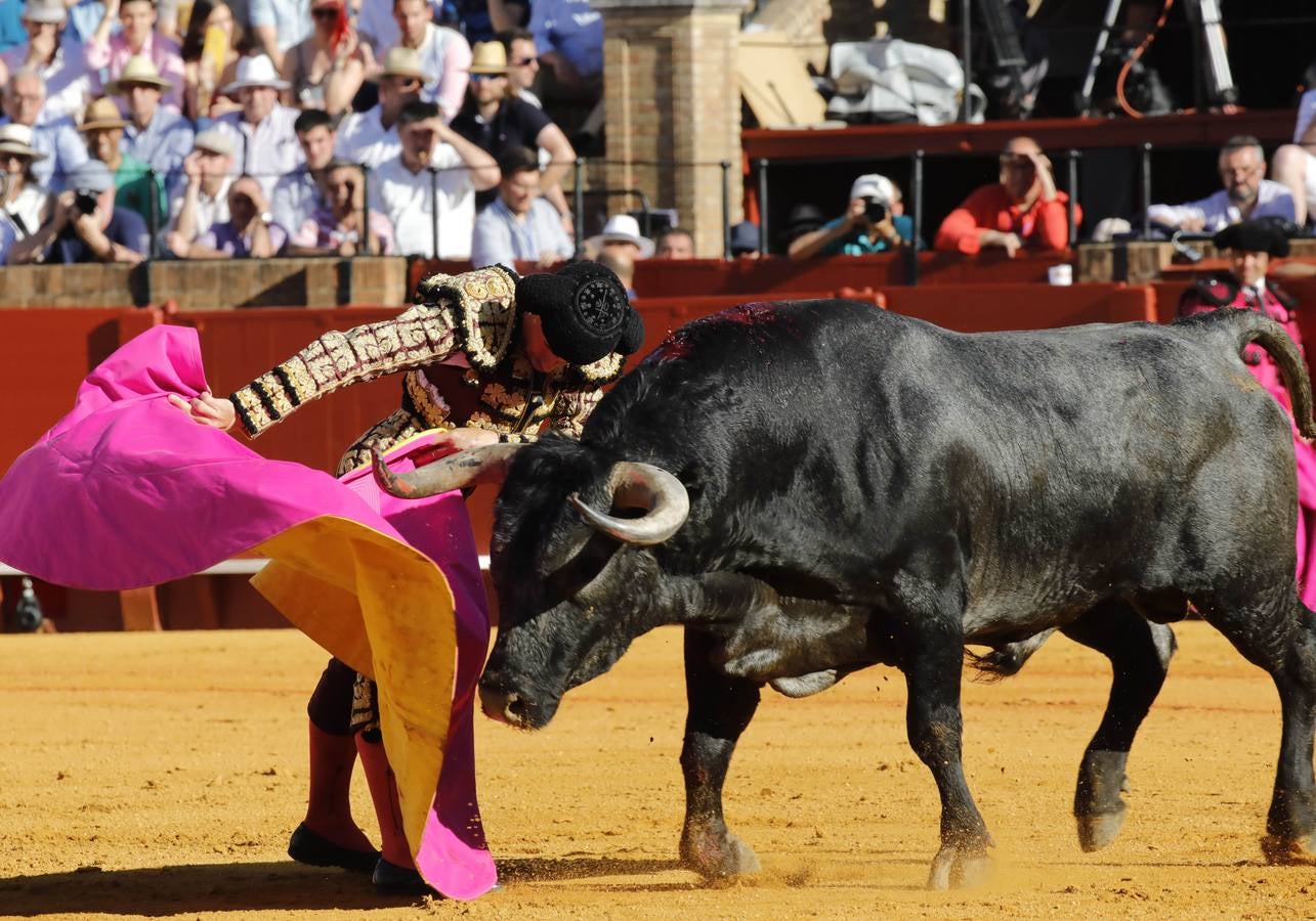 Los miuras ponen a prueba a Chacón, Castella y Moral en la Maestranza