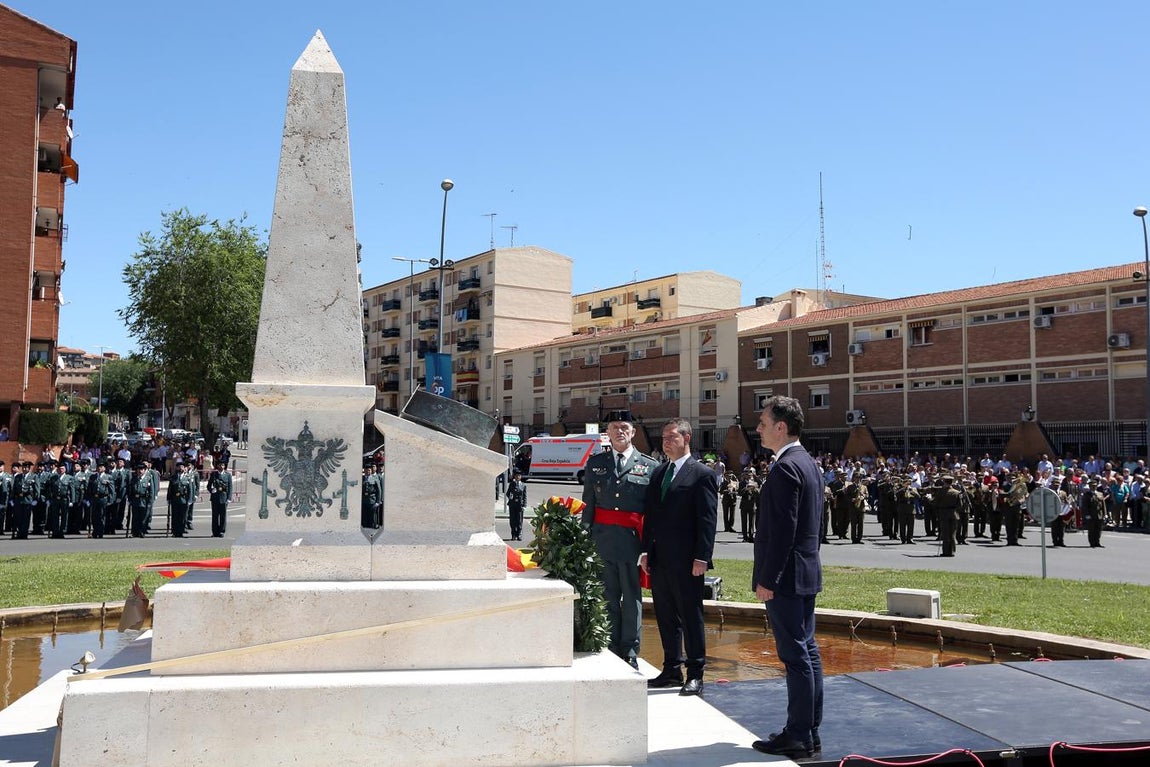 García-Page y Tierraseca depositan una coronal de laurel junto con el general Llamas