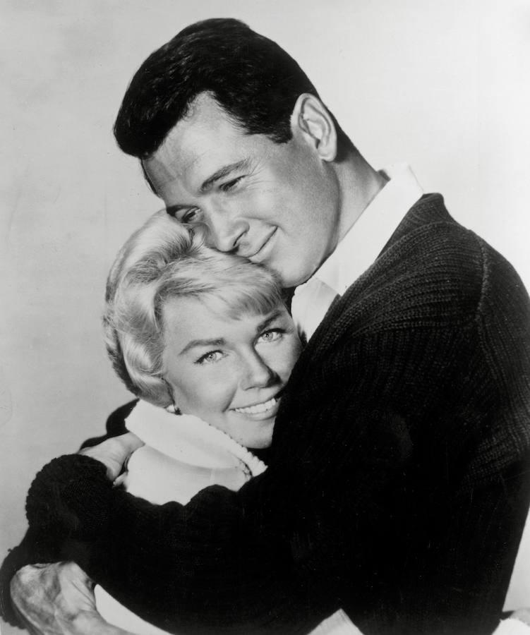 Day abraza a Hudson, su compañero de rodaje en «Pillow Talk». 