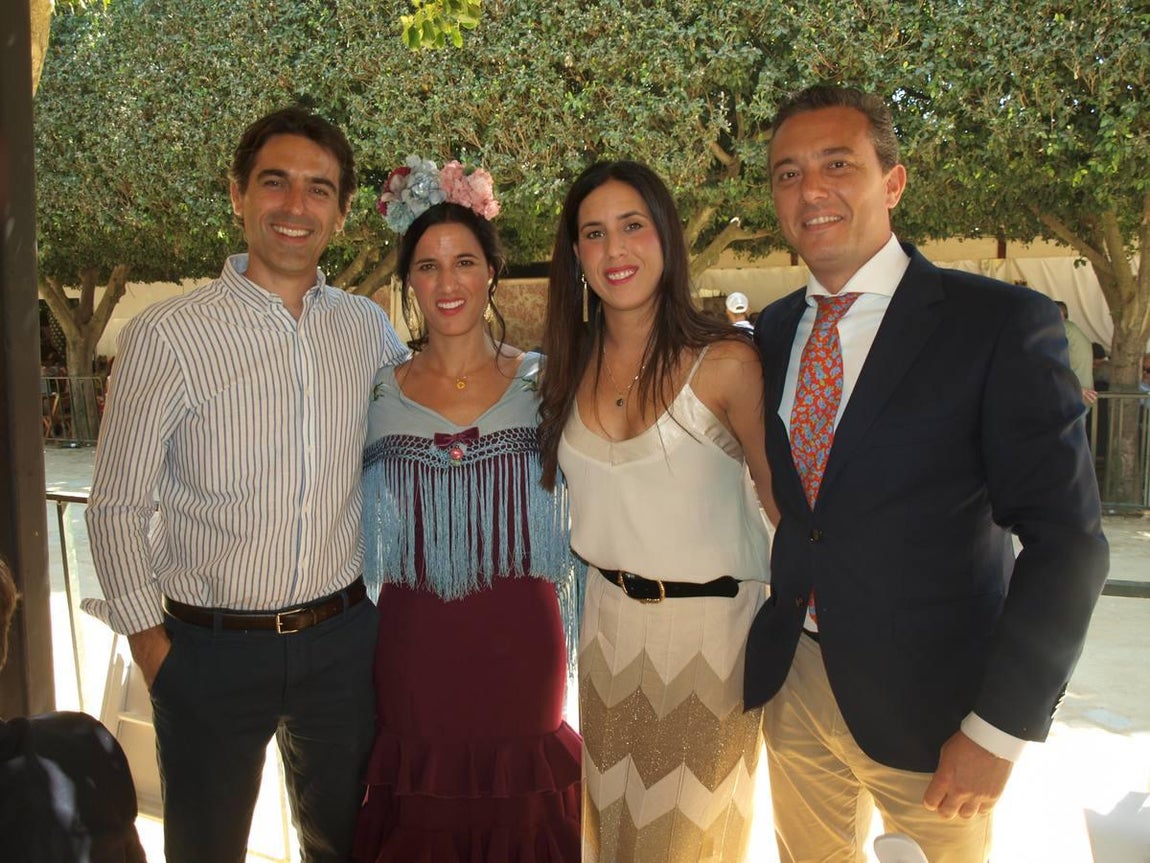 Las hermanas García-Trevijano acompañadas de Roberto Sánchez y José Piña en la caseta de los farmaceúticos