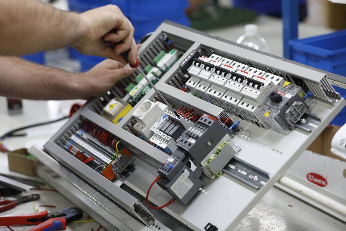 Montaje de un cuadro eléctrico de un aparato de climatización.