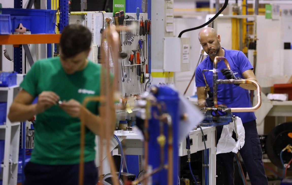 Montaje de tuberías en una de las naves de Grupo Keyter. Las camisetas verdes corresponden a alumnos en prácticas, las azules a trabajadores de plantilla. El 95% de los prácticos se queda en la empresa.