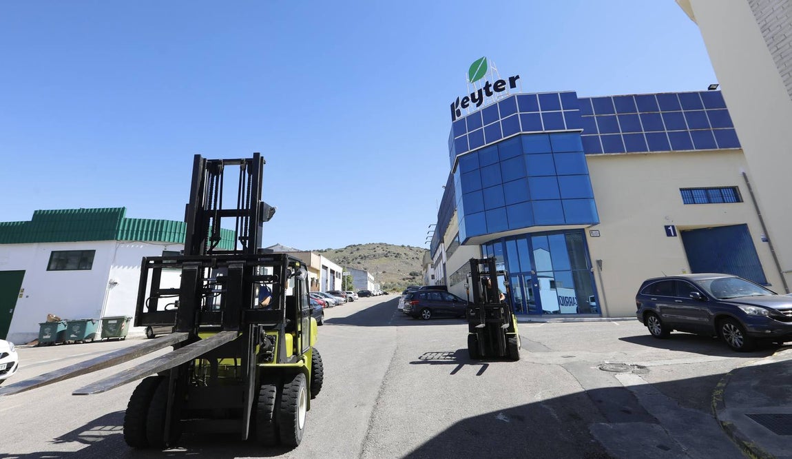 Exterior de la empresa Keyter, perteneciente al grupo de mismo nombre. La empreas está repartida en 14 naves separadas entre sí, lo que obliga a un tránsito continuo de material por el exterior, como se ve en la imagen.