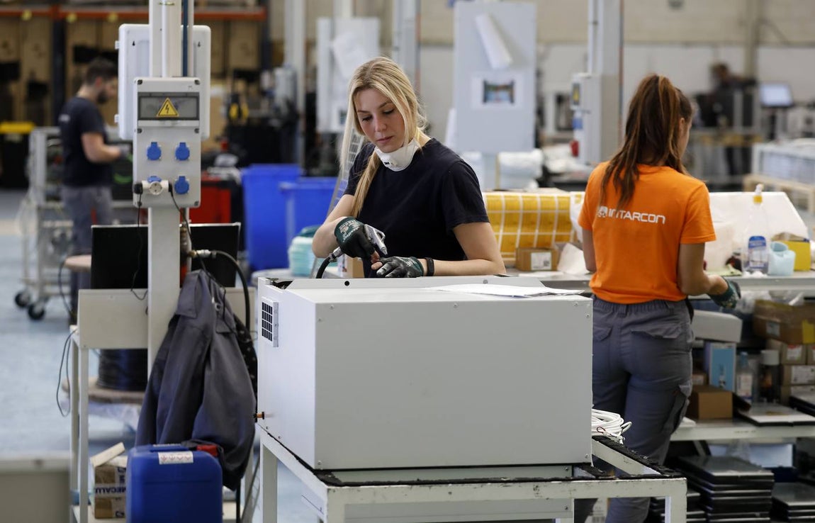 Trabajadoras de Intarcon, una empreas del Grupo Keyter.