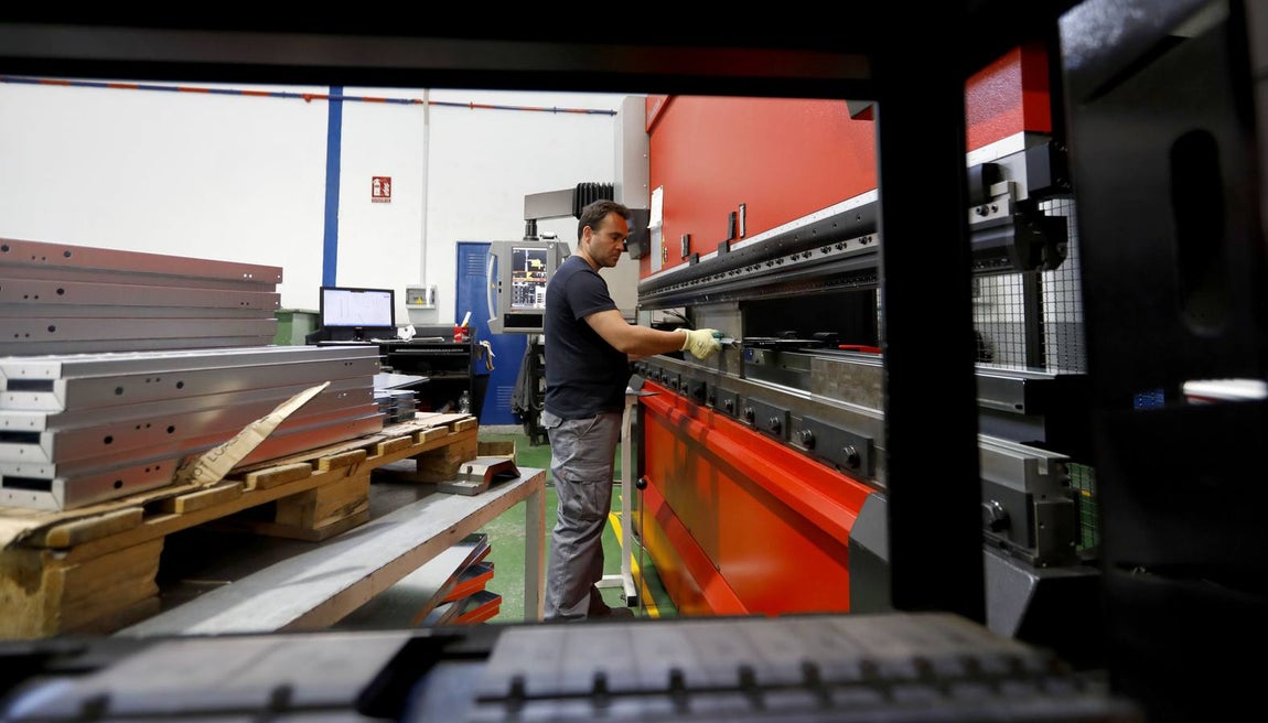 Manipulado de chapas en la fábrica de Intarcon