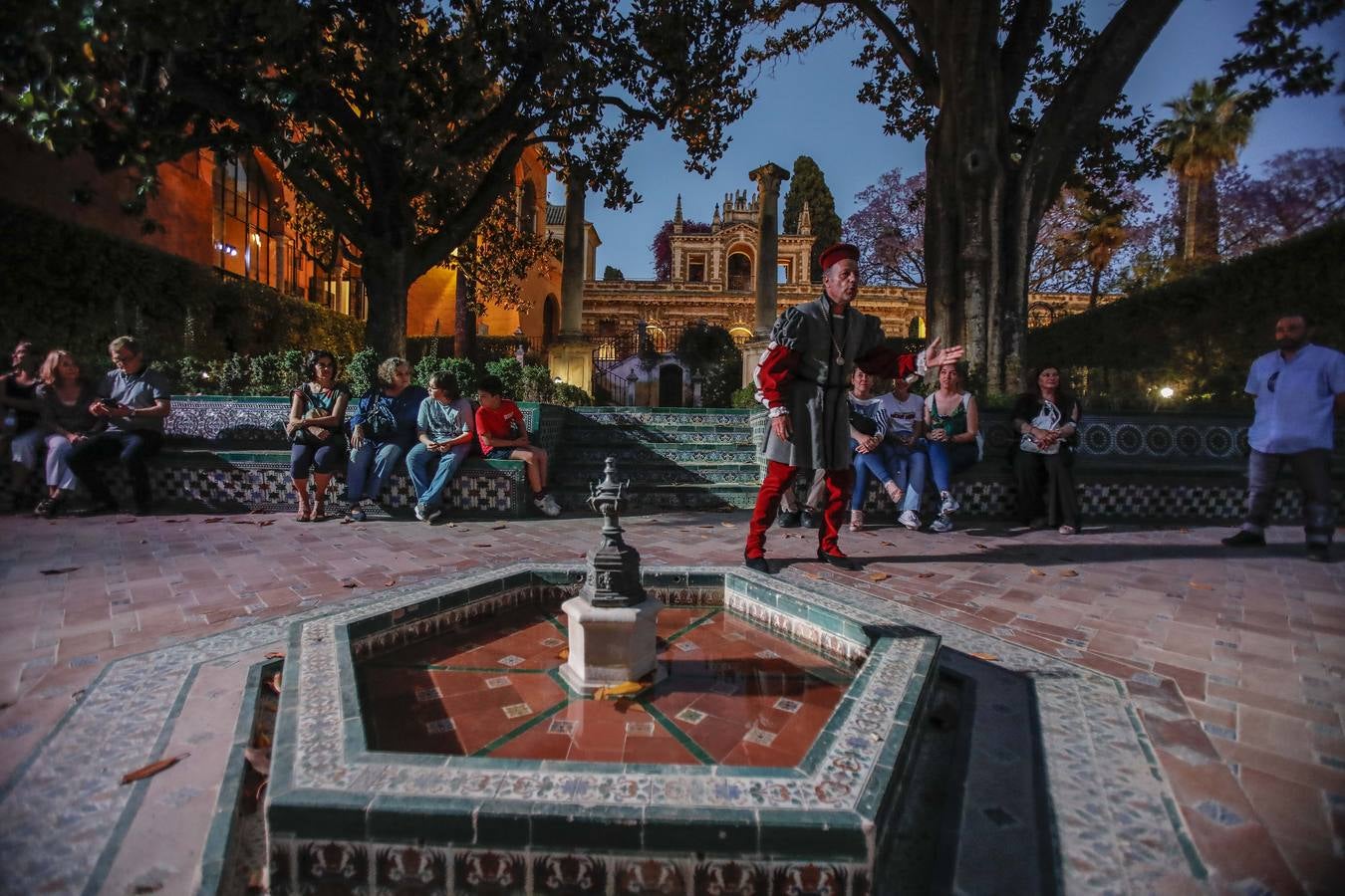 El Alcázar de Sevilla recuerda a Magallanes en sus visitas nocturnas