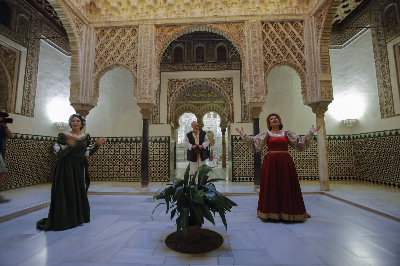 El Alcázar de Sevilla recuerda a Magallanes en sus visitas nocturnas