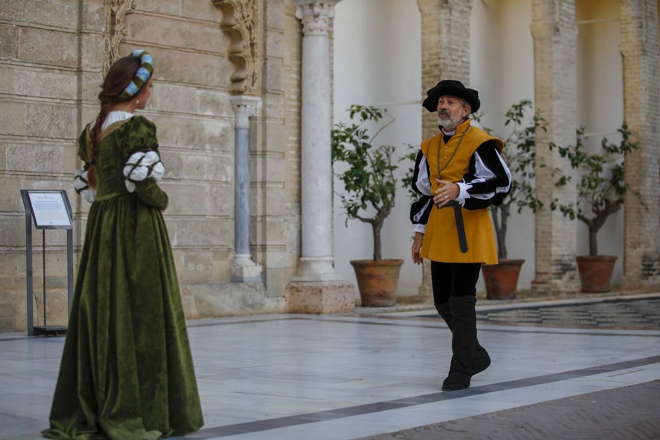 El Alcázar de Sevilla recuerda a Magallanes en sus visitas nocturnas