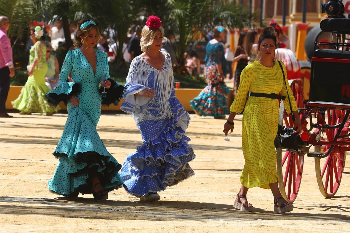 FOTOS: Las mujeres brillan en la Feria de Jerez en todo su esplendor