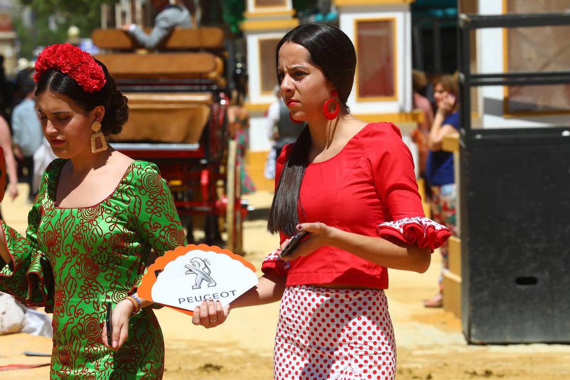 FOTOS: Las mujeres brillan en la Feria de Jerez en todo su esplendor