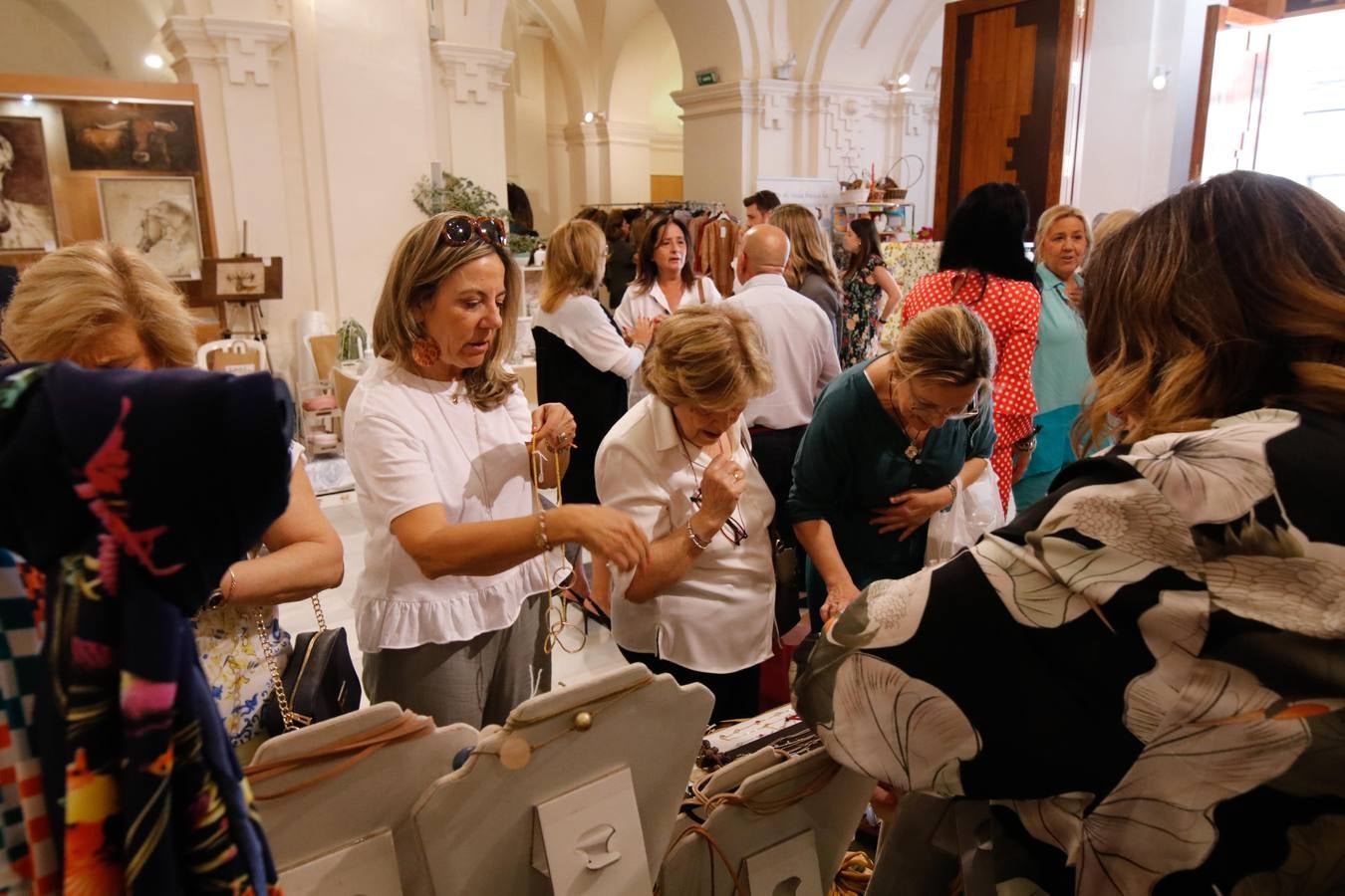 La inauguración del baratillo de Adevida, en imágenes