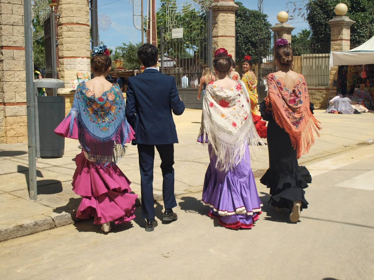 Flamencas entrando en la feria