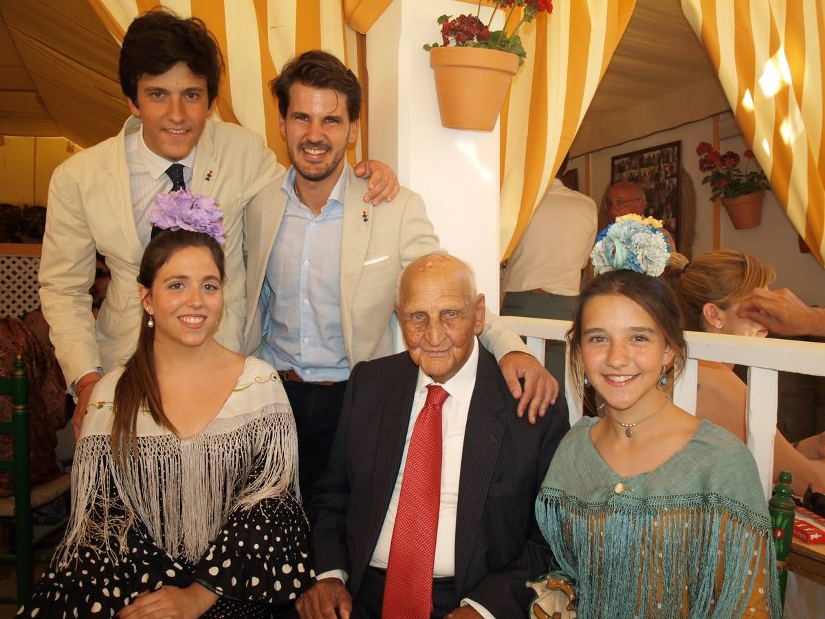 Ignacio Toscano de Puelles con sus nietos José Argudo, Francisco Gil, Elena Castro y Graciela Argudo