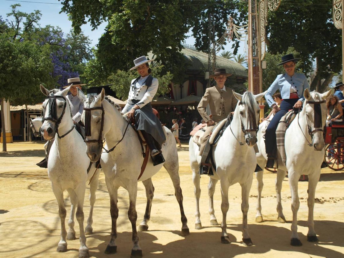 Caballistas en la feria ayer.
