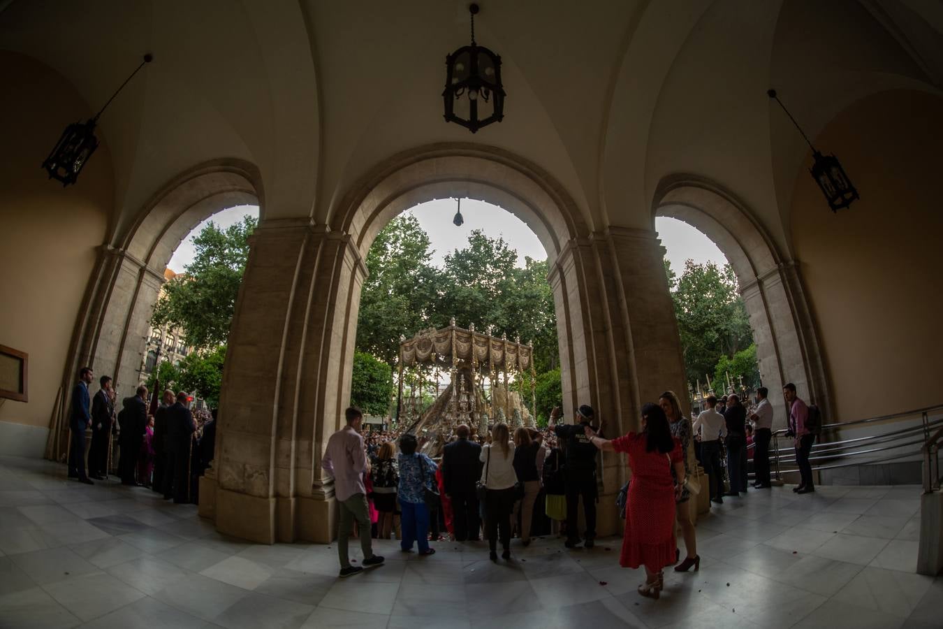 En imágenes, el regreso triunfal a su capilla de la Virgen de los Ángeles