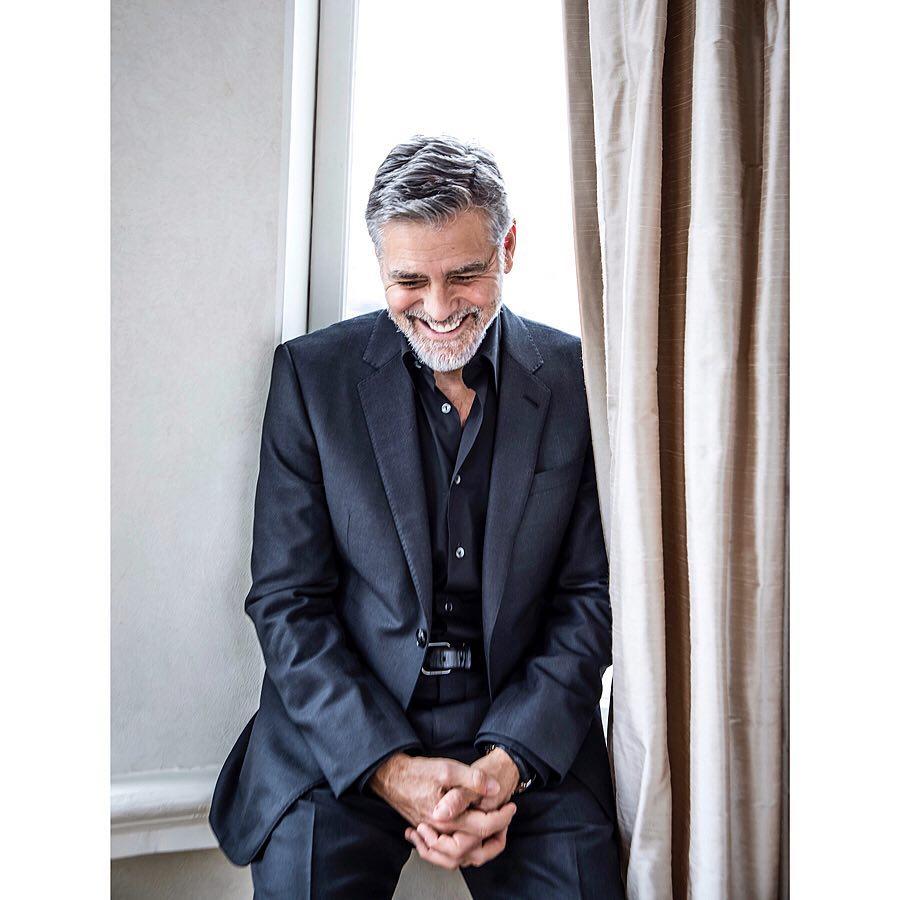 George Clooney. El actor George Clooney es uno de los embajadores indiscutibles de las canas. Tanto es así que incluso es precisamente por su atractivo cabello gris por el que está considerado uno de los hombres más sexys del mundo.