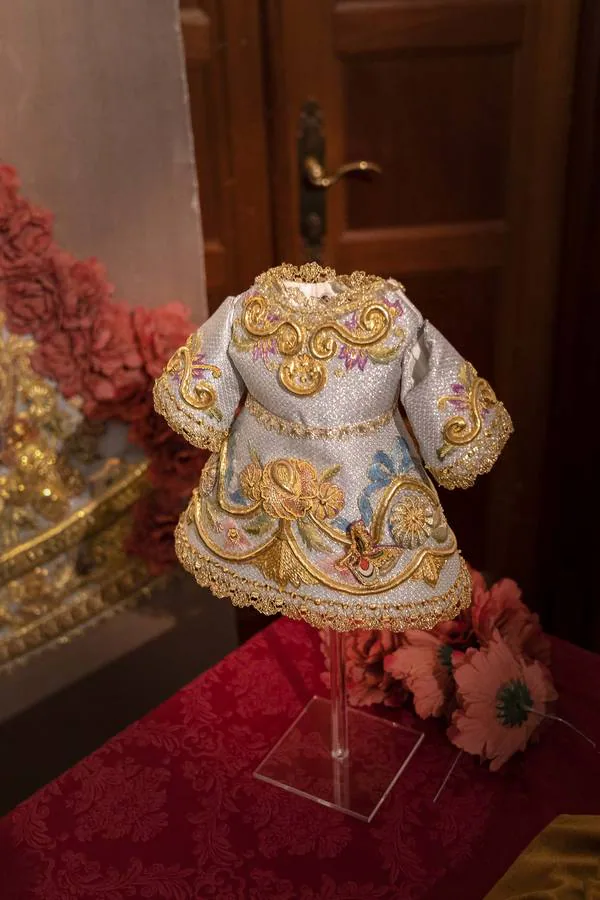 Las imágenes de la bendición del nuevo traje de la Virgen del Rocío
