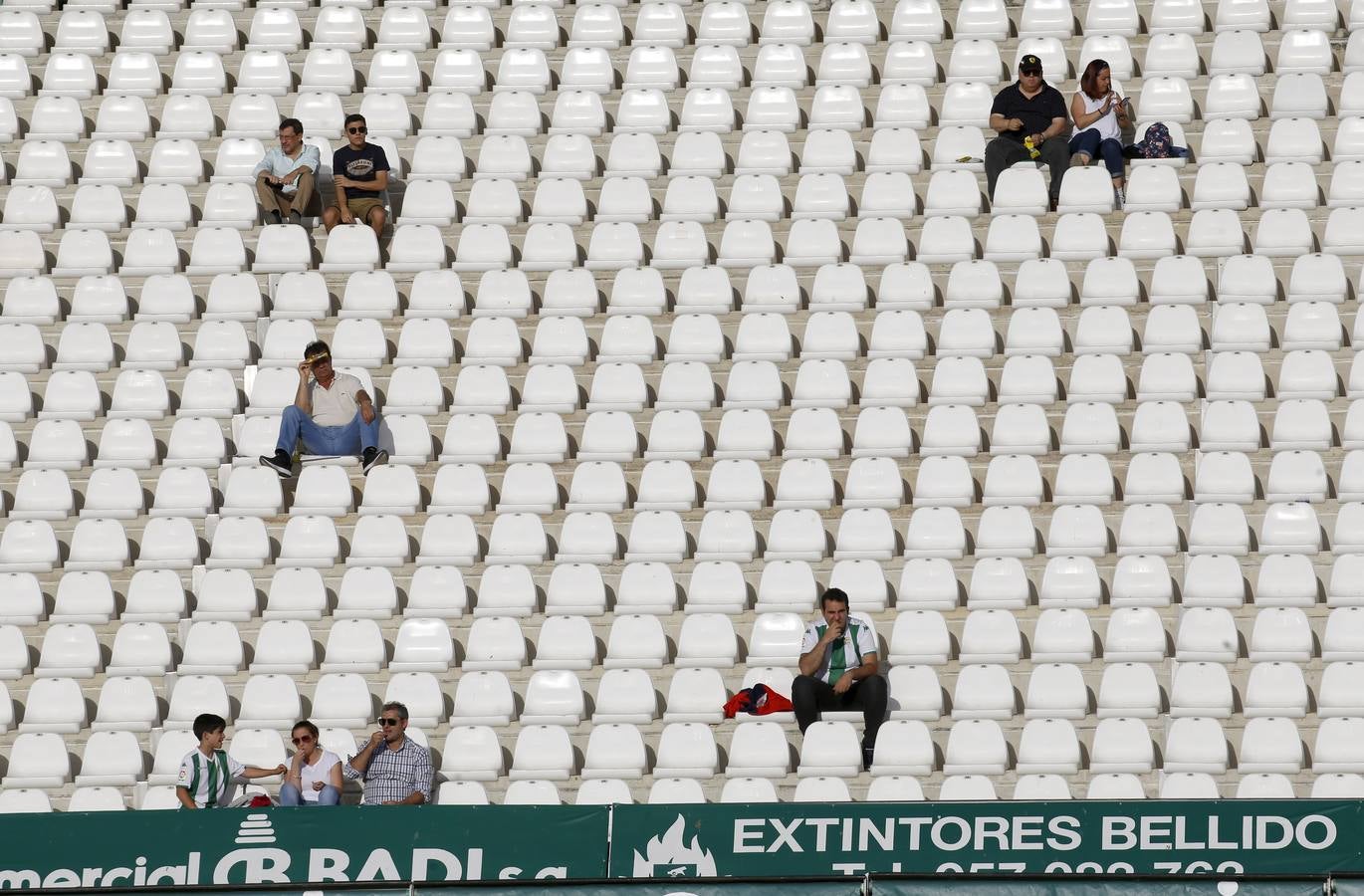 La caliente protesta y la gélida grada del Córdoba CF, en imágenes