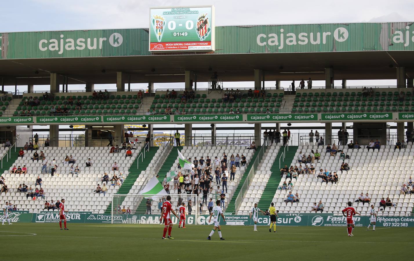 La caliente protesta y la gélida grada del Córdoba CF, en imágenes