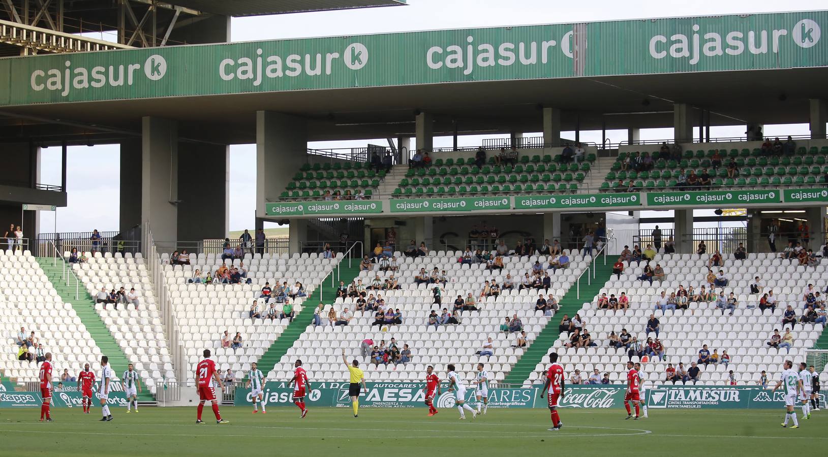 La caliente protesta y la gélida grada del Córdoba CF, en imágenes