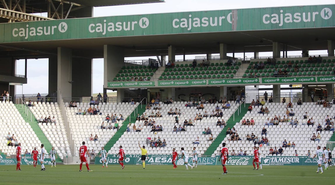 La caliente protesta y la gélida grada del Córdoba CF, en imágenes