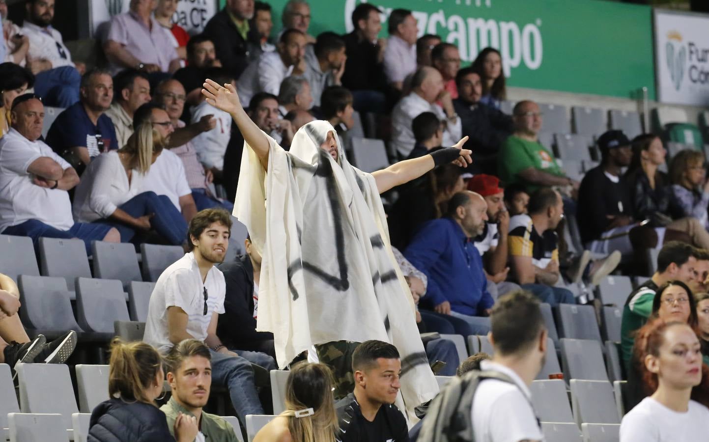 La caliente protesta y la gélida grada del Córdoba CF, en imágenes