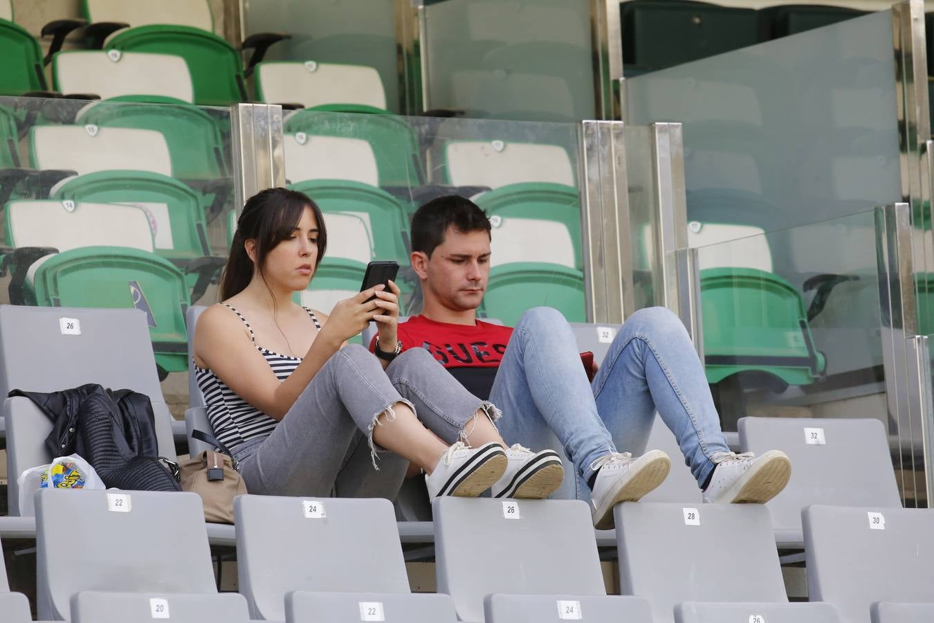 La caliente protesta y la gélida grada del Córdoba CF, en imágenes