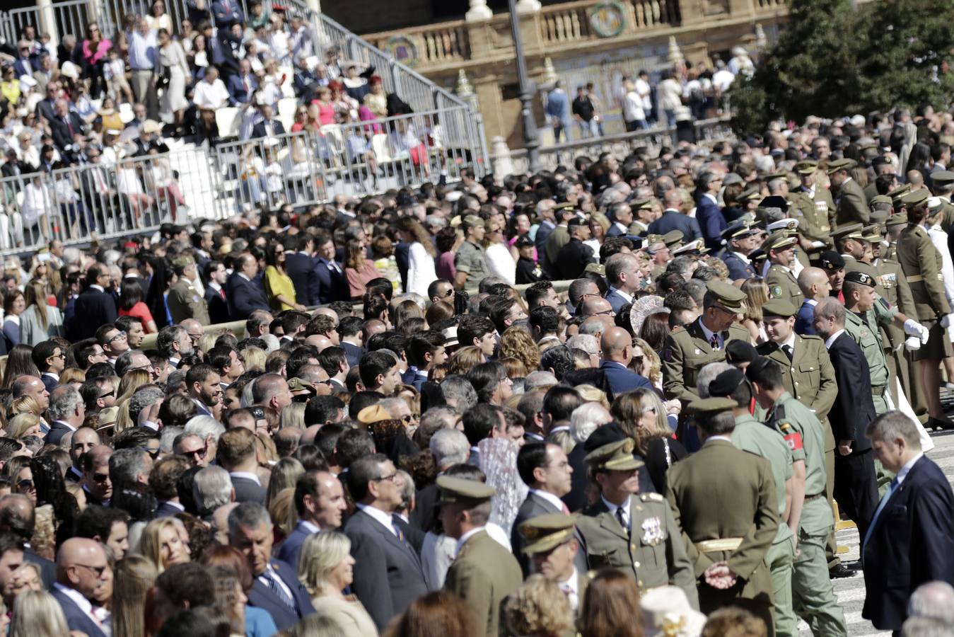 En imágenes, la Jura de Bandera civil en la Plaza de España