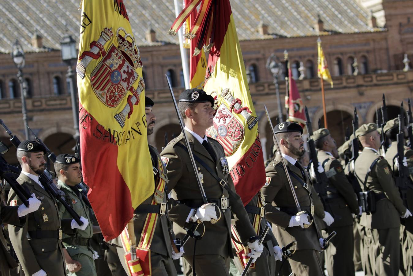 En imágenes, la Jura de Bandera civil en la Plaza de España