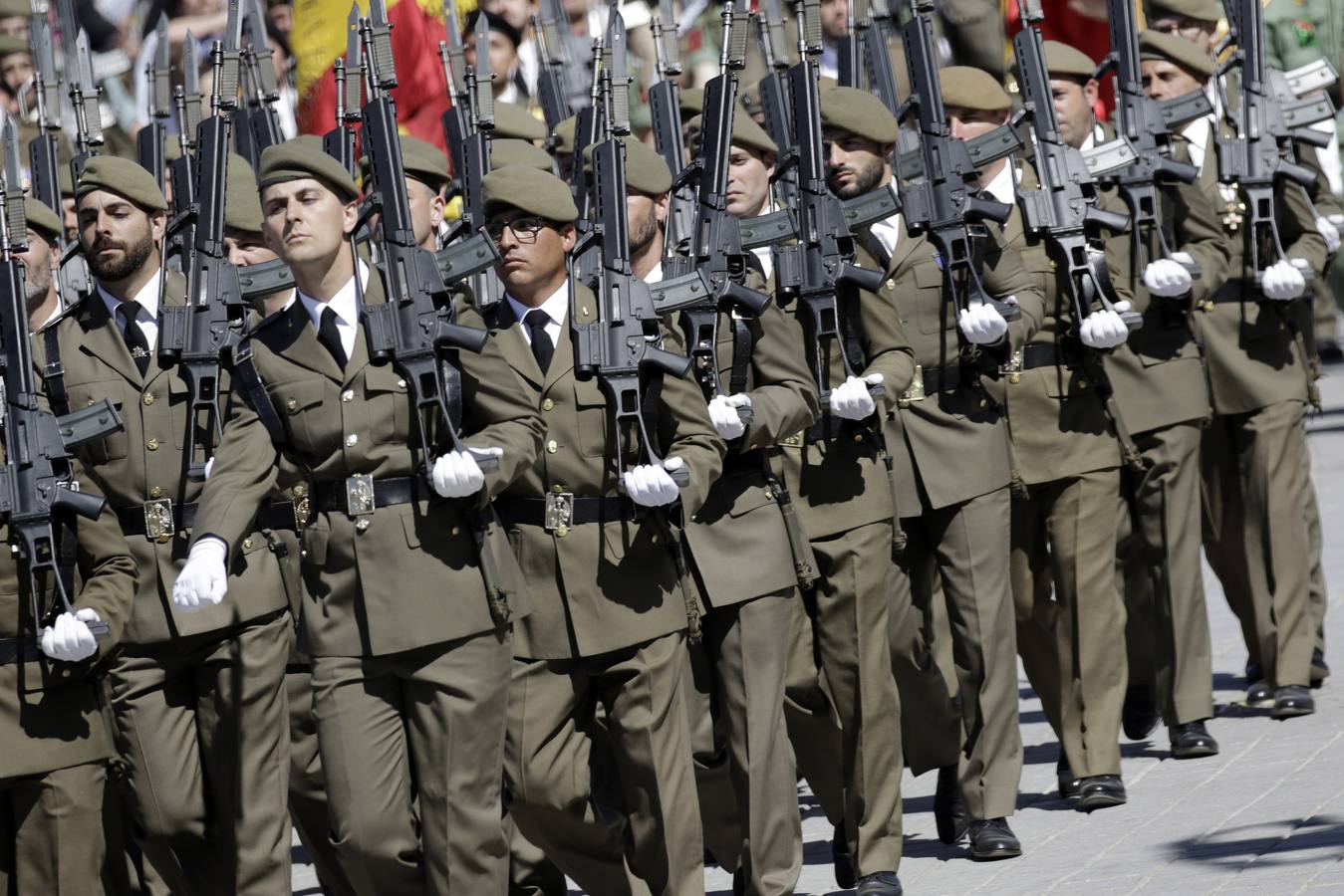 En imágenes, la Jura de Bandera civil en la Plaza de España