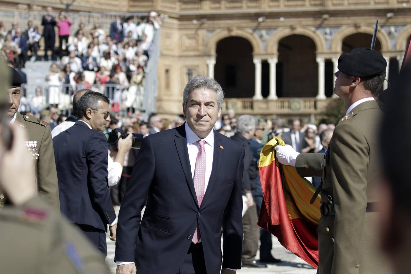 En imágenes, la Jura de Bandera civil en la Plaza de España