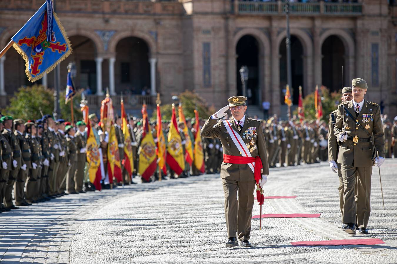 En imágenes, la Jura de Bandera civil en la Plaza de España